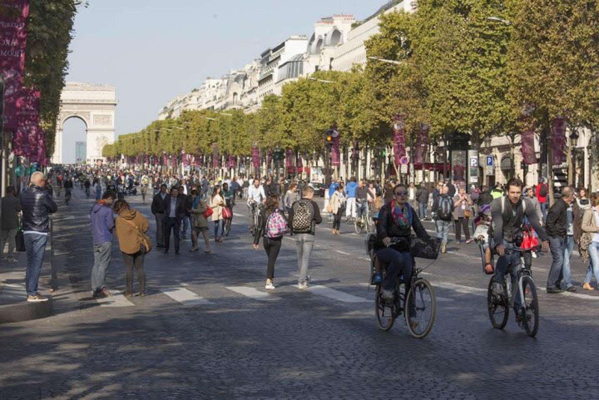 CHAMPS-ELYSÉES to the pedestrians one sunday a month